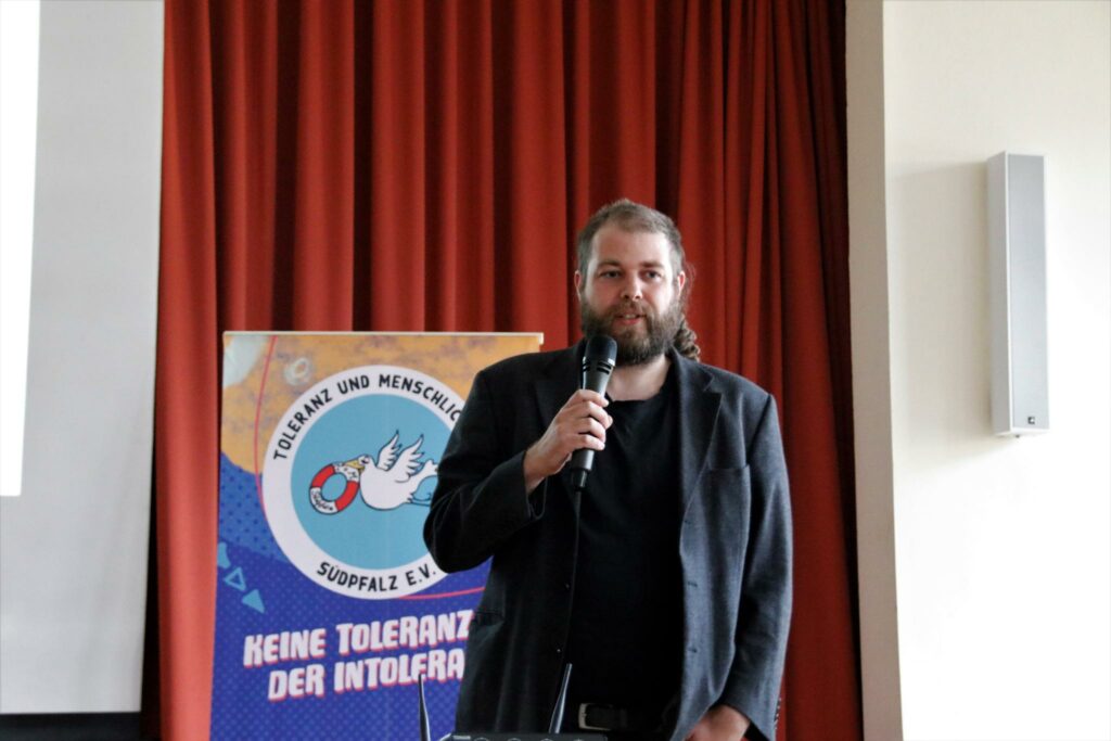 Jan Wiese von der Gedenkstätte Neustadt führte duch den Abend