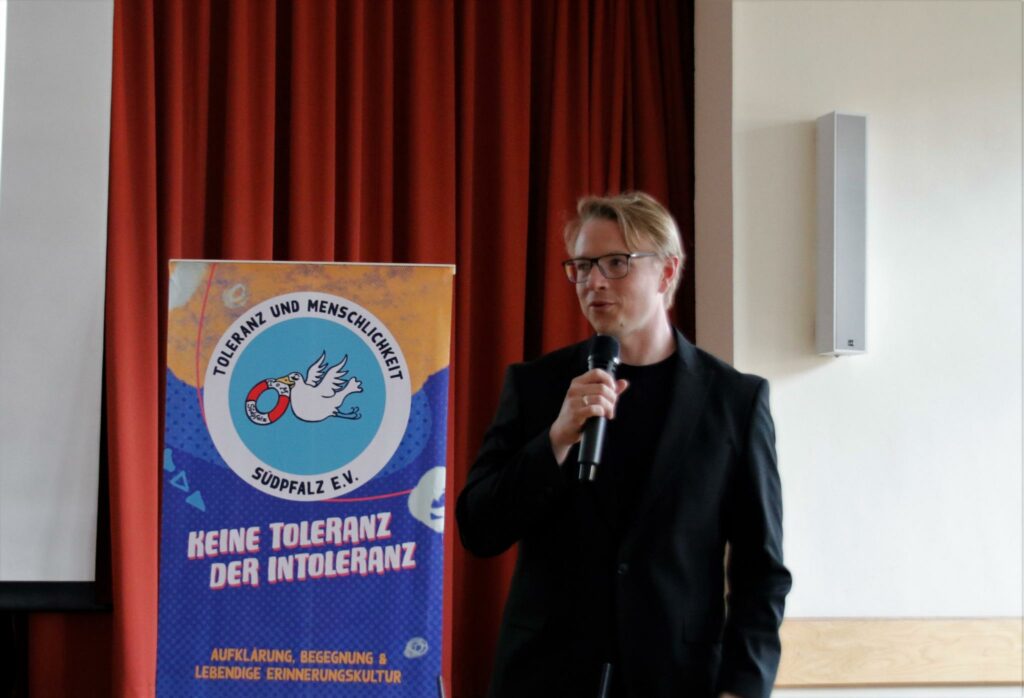 Bürgermeister Lukas Hartmann ließ es sich trotz engem Terminkalender an diesem Abend nicht nehmen ein Grußwort zu sprechen