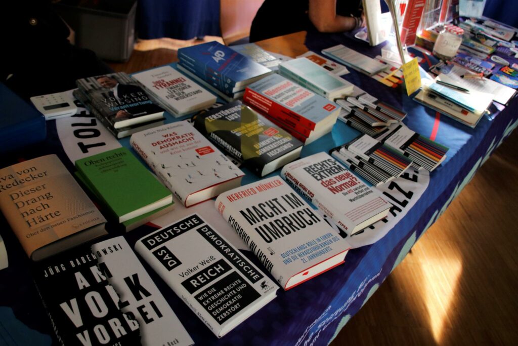 Bücherauswahl am Büchertisch von BücherKnecht